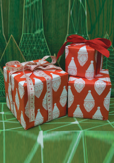 X7 : Santa Family Wrapping Paper